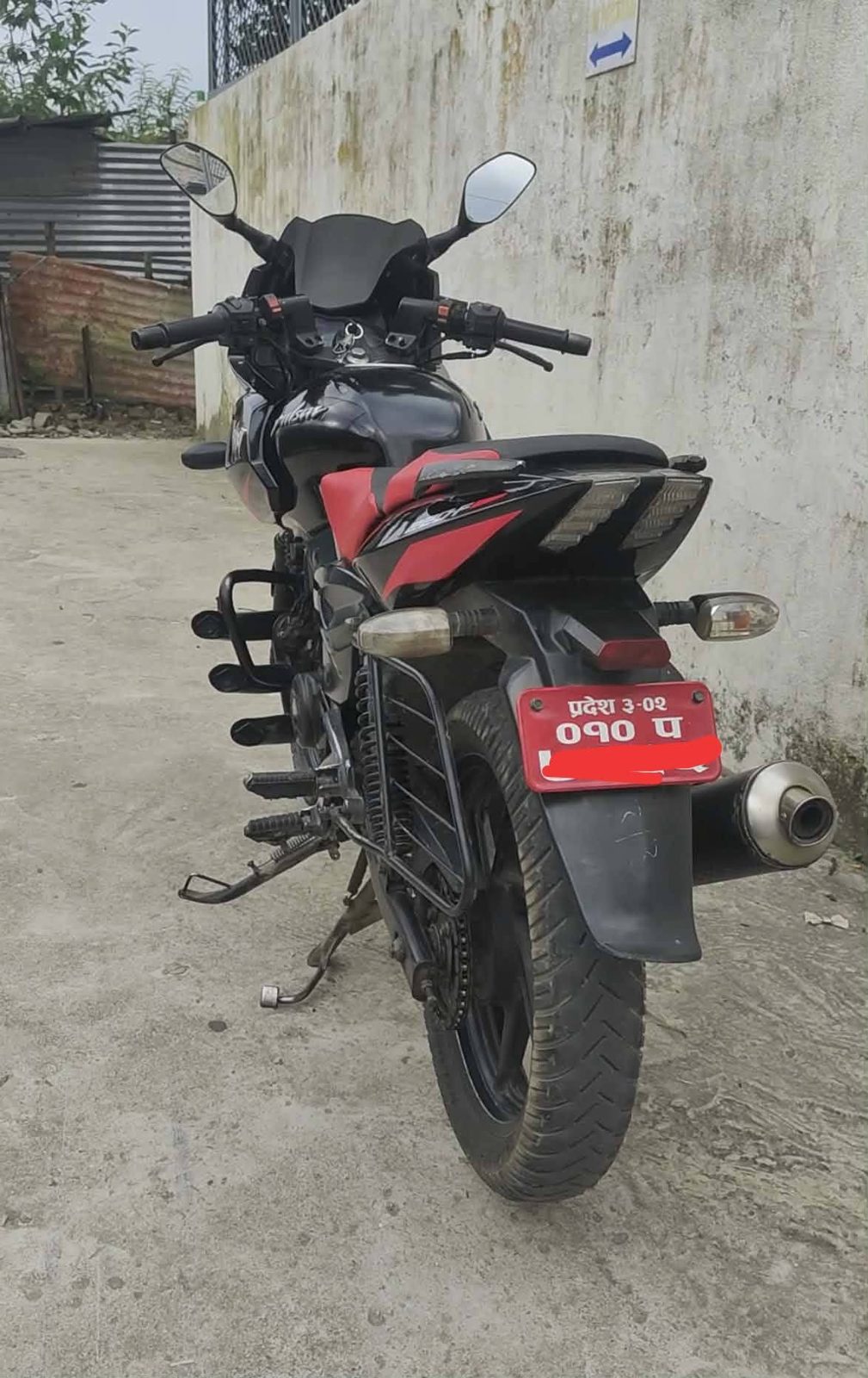 Bajaj Pulsar 220F in Excellent Condition
