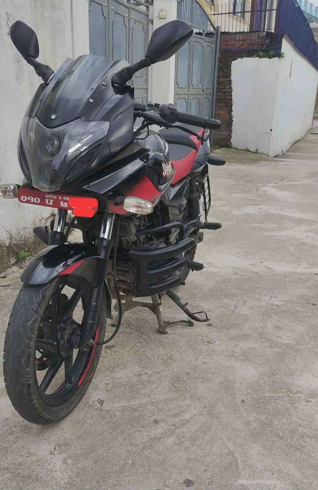 Bajaj Pulsar 220F in Excellent Condition