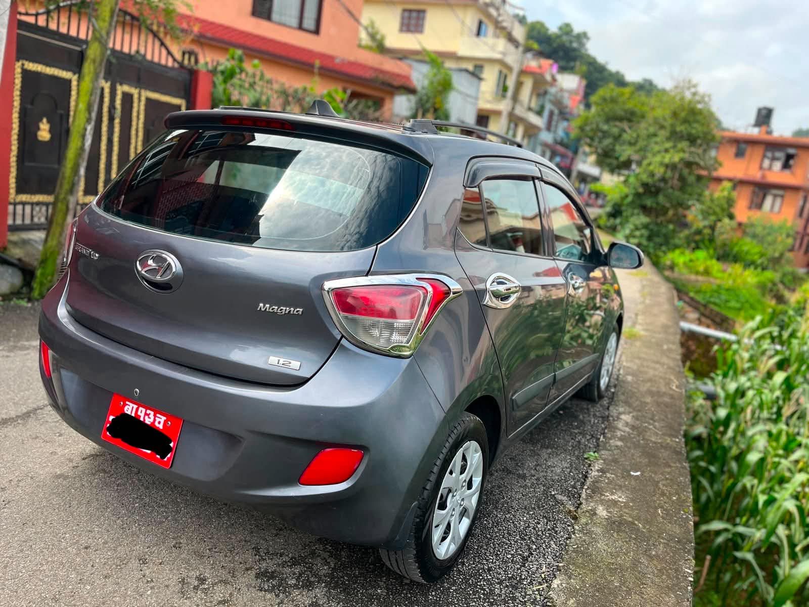 Well-Maintained Used Hyundai Hatchback Car with Clean Interior