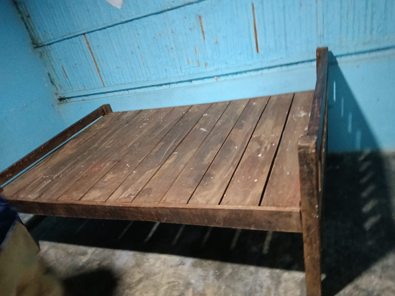 Sturdy Solid Wooden Bed Frame (Khat)