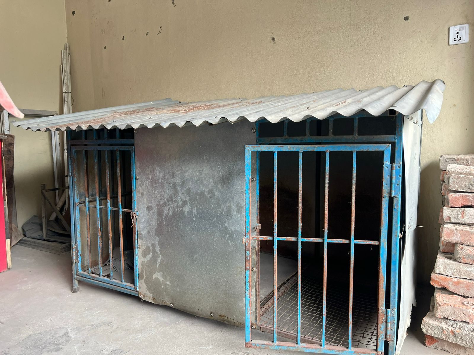 Large Heavy-Duty Metal Dog Cage / Outdoor Kennel
